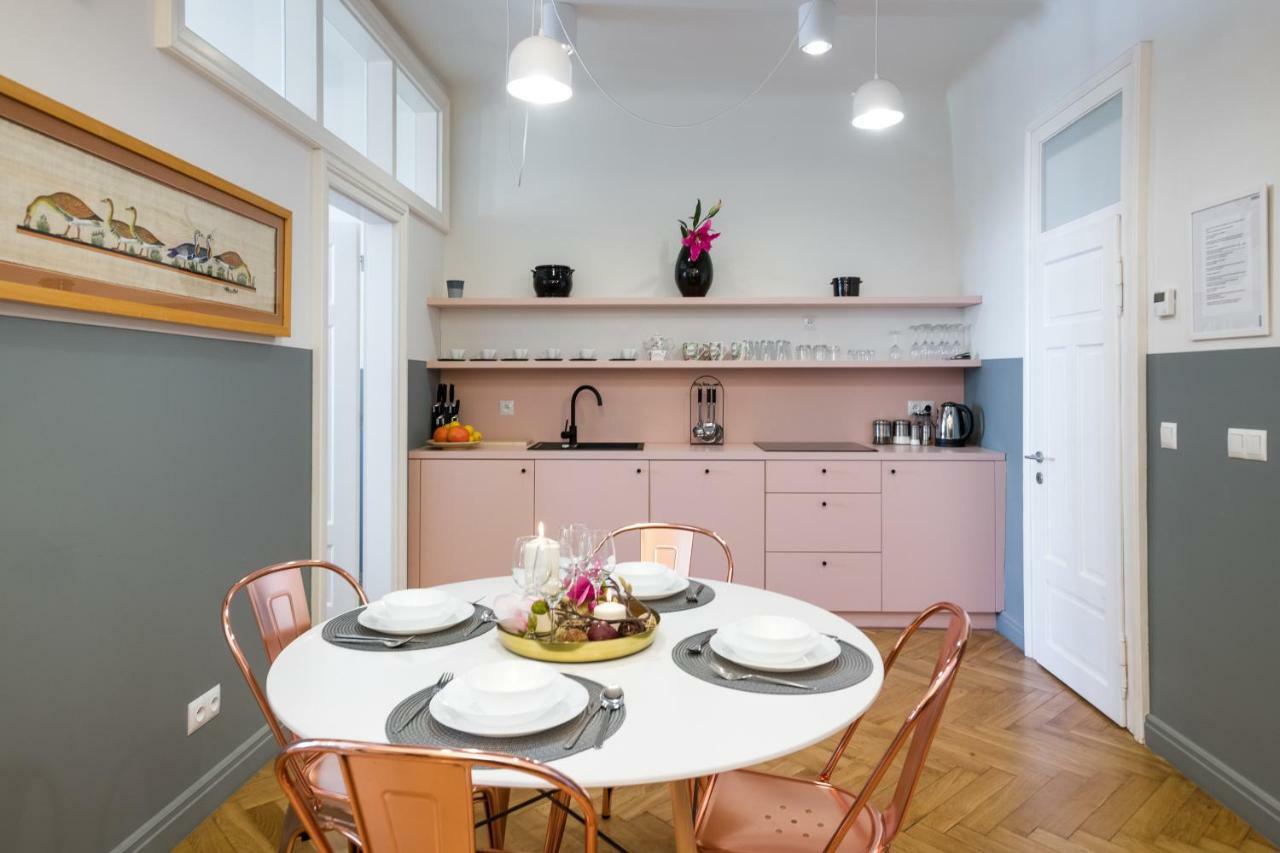 Romeo & Julia Luxury Apartments- Walking Distance To Main Square Apartment